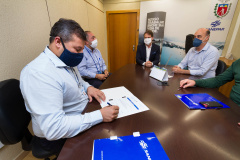 Para ampliar os serviços de coleta e tratamento de esgoto em Ivaiporã, a Sanepar e a Prefeitura assinaram nesta quarta-feira (22) ordem de serviço para as obras, que começam em maio e têm duração de dois anos. O documento foi assinado em Curitiba pelo prefeito de Ivaiporã, Miguel Amaral, pelo diretor-presidente da Sanepar, Claudio Stabile, pelo diretor de Investimentos, Joel de Jesus Macedo, pelo diretor Comercial, Toco Zanetti, e pelo deputado estadual Artagão Júnior.
 Foto:Sanepar