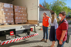 O Governo do Estado recebeu nesta quinta-feira (23) a doação de mais 6 mil litros de álcool em gel (5,3 toneladas), que serão distribuídos para entidades que atendem idosos, crianças e adolescentes, pessoas com deficiência ou outros públicos, além de serviços de saúde e da segurança pública. O produto foi doado pela rede de farmácias Nissei e entregue no depósito da Coordenadoria Estadual da Defesa Civil, na Vila Guaíra, em Curitiba. Foto: Valdelino Pontes