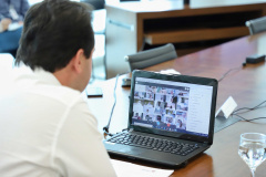 O governador Carlos Massa Ratinho Junior em reunião por videoconferência com representantes de diferentes associações e consórcios municipais do Estado. 