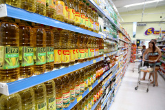 O Governo do Paraná iniciou a entrega para as prefeituras do Estado do Cartão Comida Boa. Trata-se de um auxílio emergencial criado pela lei 20.172, que permite aos beneficiários a compra de alimentos em comércios credenciados. A iniciativa foi regulamentada por decreto assinado pelo governador Carlos Massa Ratinho Junior na segunda-feira (04).

Foto: Jaelson Lucas/AEN