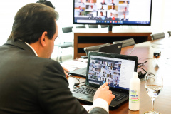 O governador Carlos Massa Ratinho Junior fez uma videoconferência nesta terça-feira (12) com o grupo YPO (Young Presidents Organization) e apresentou um panorama das principais ações do Estado na área da saúde e as perspectivas de retomada da economia depois do pico da Covid-19.
