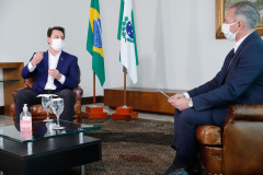 O Paraná iniciou nesta semana a estratégia para a testagem em massa da população para a Covid-19. A informação foi confirmada nesta segunda-feira (18) pelo governador Carlos Massa Ratinho Junior, em entrevista aos telejornais Meio-Dia Paraná e Ric Notícias. A ideia é chegar aos 5 mil testes semanais até o final desta semana e ampliar gradativamente o processamento dos exames.