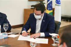 O Governador Carlos Massa Ratinho Junior em reuniao nesta segunda-feira (25/05),  com deputados e representantes das forças de segurança.  Curitiba, 25/05/2020 - Foto: Geraldo Bubniak/AEN