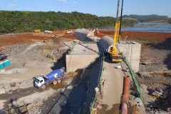 A Copel iniciou as obras da ponte que fará a ligação rodoviária entre os municípios de Verê e São João, no Sudoeste do Paraná, atendendo a um compromisso firmado com a comunidade local durante as audiências públicas para construção da Pequena Central Hidrelétrica (PCH) Bela Vista.  
Foto: Copel