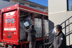 O Complexo Hospitalar do Trabalhador (CHT), em Curitiba, recebeu nesta terça-feira (26) uma doação de 24 mil garrafas de água (12 mil litros) da Coca-Cola FEMSA Brasil. Cerca de dois mil profissionais de saúde serão beneficiados nas unidades próprias que fazem parte do CHT: o Hospital do Trabalhador, o Centro Hospitalar de Reabilitação e o Hospital de Infectologia e Retaguarda Clínica Oswaldo Cruz. 
Foto: Américo Antonio/SESA