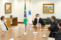 O governador Carlos Massa Ratinho Junior e o presidente da Adimax Indústria e Comércio de Alimentos, Adir Comunello, anunciaram nesta quarta-feira (27), em evento no Palácio Iguaçu, um novo investimento no Paraná. A indústria de fabricação e distribuição de alimentos para cães e gatos vai investir R$ 14,6 milhões na abertura de uma planta em Mandirituba, na Região Metropolitana de Curitiba. 