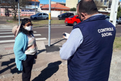 Equipe da Controladoria-Geral do Estado ouviu as pessoas que foram receber o benefício em Curitiba para saber a opinião sobre a forma de distribuição e colher sugestões.
Foto: CGE