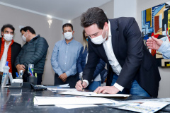 Um grave e antigo problema do trânsito de Arapongas, na Região Norte, será resolvido. O governador Carlos Massa Ratinho Junior esteve no município nesta quinta-feira (28) e confirmou a construção do Contorno Norte da cidade, obra esperada há anos pela população da região. A ordem de serviço foi assinada durante evento realizado na prefeitura.  O investimento previsto é de R$ 121,7 milhões e será feito pela empresa que administra o trecho, respeitando o contrato de concessão da BR-369.