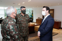 O governador Carlos Massa Ratinho Junior recebeu nesta terça-feira (02), no Palácio Iguaçu, o novo comandante militar do Sul do Exército Brasileiro, general Valério Stumpf. No encontro, o governador apresentou uma proposta de parceria do Exército para a elaboração de projetos estruturantes do Estado.
