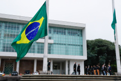 Ato de vandalismo na noite de segunda-feira exigiu a troca da bandeira, que foi instalada na tarde desta terça-feira (02), após remoção de pichações e conserto do mecanismo de hasteamento.
