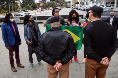 Representantes do Movimento Negro Organizado de Curitiba fizeram nesta quarta-feira (3) a entrega simbólica de uma bandeira nacional ao chefe da Casa Militar do Governo do Estado, tenente-coronel Welby Pereira Sales. O ato, acompanhado pela Superintendência Geral de Diálogo e Interação Social (Sudis), teve como objetivo de repudiar a ação de vandalismo que queimou, na segunda-feira (01), a Bandeira do Brasil que fica hasteada em frente ao Palácio Iguaçu. Foto: Nelson Orlando de Andrade/SUDIS