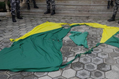 BOPE resgata parte da Bandeira Nacional vandalizada durante ato público em Curitiba; adolescente é apreendido.Foto:PMPR