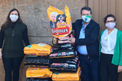 A Secretaria de Estado do Desenvolvimento Sustentável e do Turismo, com apoio da Frente das Organizações da Proteção Animal no Paraná (Fopar), está realizando a entrega de 5 toneladas de ração para 52 entidades de proteção animal, de 40 municípios paranaenses. Mais de 10 animais serão beneficiados. 
Foto: SEDEST