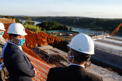 O governador Carlos Massa Ratinho Junior participou nesta quinta-feira (18) de uma reunião com a direção brasileira de Itaipu Binacional, em Foz do Iguaçu, e destacou que a parceria entre o Estado e a hidrelétrica é fundamental para ajudar o Paraná na retomada da economia.- Após a reunião, houve uma vistoria nas obras da Ponte da Integração Brasil-Paraguai, que estão em ritmo acelerado. 