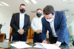 Governador Carlos MassaRatinho Junior assina o  decreto (4.885/20) com novas recomendações para restringir a circulação de pessoas nos municípios que compõem a Região Metropolitana de Curitiba. 