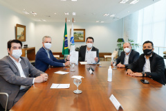 O governador Carlos Massa Ratinho Junior autorizou, nesta quarta-feira (24), o início das obras de recape asfáltico em 26 avenidas de Maringá, na Região Noroeste. O investimento por parte da Secretaria de Estado do Desenvolvimento Urbano e Obras Públicas é de R$ 10 milhões, a fundo perdido, com contrapartida do município de R$ 1,1 milhão.
