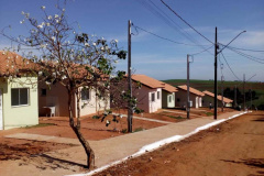 Cinquenta famílias no Norte Pioneiro do Estado que viviam em situação de risco ganharam nesta quinta-feira (25), as chaves da casa própria. O projeto é uma parceria entre Cohapar e a Secretária de Estado, da Justiça, Família e Trabalho (Sejuf), o órgão que coordena o programa Nossa Gente. As unidades habitacionais foram distribuídas em dois conjuntos, trinta casas no loteamento Pôr do Sol e vinte moradias no Bairro São Francisco de Assis.  