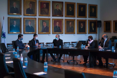 O Governo do Estado instala nesta sexta-feira (26) o Comitê de Planejamento de Retorno às Aulas Pós-pandemia, que vai estabelecer um plano único de volta às aulas presenciais em todo Paraná. O comitê terá a participação de todos os setores representativos da educação no Estado, tanto da rede pública quanto particular, e das secretarias estaduais da Educação, Saúde, Casa Civil e Planejamento. Foto: Guilherme Flores/Casa Civil