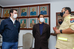O governador Carlos Massa Ratinho Junior visitou nesta quinta-feira (2) a sede do Comando do Corpo de Bombeiros do Paraná, em Curitiba, e agradeceu o trabalho desempenhado pelas equipes da corporação durante a pandemia provocada pelo novo coronavírus e o ciclone extratropical que atingiu o Sul do País nesta semana. Ele saudou a assistência rápida, a dedicação e a ajuda desses servidores nesse momento de dificuldade. Hoje é o Dia Nacional do Bombeiro.
