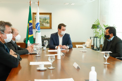 Agricultores familiares de 15 comunidades de Rosário do Ivaí, no Vale do Ivaí, vão receber o mapa e o memorial descritivo das propriedades onde vivem, uma das etapas do processo de regularização fundiária de suas terras. A documentação, que vai beneficiar 110 famílias, foi entregue nesta quinta-feira (02) pelo governador Carlos Massa Ratinho Junior ao prefeito Ilton Shiguemi Kuroda.
