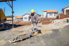 Nenaldo de Ramos está trabalhando na obra da Cohapar em Cantagalo, onde estão sendo construídas 119 casas urbanas do programa Nossa Gente Paraná. 