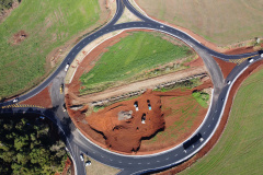 Obras do  Contorno Noroeste de Pato Branco com um viaduto erguido sobre a BR-158, uma ponte sobre o Rio Ligeiro e cinco quilômetros de rodovia até a PR-493 em Itapejara D Oeste. O objetivo é enviar todo o tráfego  de caminhões, para o contorno, aliviando o trânsito urbano.Foto: Geraldo Bubniak/AEN