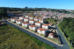 A Cohapar entregou nesta quarta-feira (15) o primeiro dos três conjuntos habitacionais construídos no município de Carambeí, na região dos Campos Gerais. Ainda nesta semana serão entregues os residenciais Jardim Novo Horizonte (quinta-feira) e Jardim Eldorado (sexta-feira), somando 154 unidades. Todos os imóveis são financiados pelo Fundo de Arrendamento Residencial (FAR).
