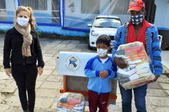 A Secretaria da Justiça, Família e Trabalho do Governo do Paraná (Sejuf), por meio do Departamento de Políticas para Pessoa com Deficiência, está distribuindo 19.190 cestas básicas para prover a segurança alimentar emergencial às famílias de pessoas com deficiência que se encontram em vulnerabilidade social e que foram afetadas pela pandemia da Covid-19. No total serão 260 municípios beneficiados, ou seja, mais de 65% do total dos municípios paranaenses. 
Foto:SEJUF