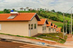 Cinquenta famílias moradoras do município de Leopólis, na região Norte, do Estado do Paraná, receberam a chave da casa própria nesta sexta feira (17). 