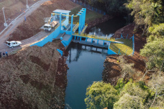 As obras da nova captação de água de Cascavel nas margens do Rio São José, no Distrito de São Salvador, a barragem no rio, as estações de bombeamento e um desarenador, que terá a função de retirar os materiais mais pesados da água, como areia e terra. A nova estrutura ampliará em 25% a capacidade de tratamento de água no município.Foto: Geraldo Bubniak/AEN