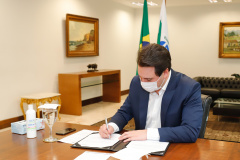 O Governo do Estado apresentou nesta segunda-feira (20) uma emenda ao projeto de lei 248/2020, que dispõe sobre a Lei de Diretrizes Orçamentárias (LDO) para o exercício de 2021, para alocar R$ 100 milhões no caixa da Secretaria de Saúde para aquisição de vacinas contra o novo coronavírus.