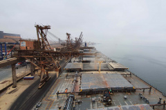 Um novo embarque recorde está sendo realizado no Corredor de Exportação do Porto de Paranaguá, nesta semana. No berço 214, o navio E.R Bayonne carrega 104,2 mil toneladas de farelo de soja. Este é o maior volume de granel de exportação já movimentado pelo porto.
Foto: Claudio Neves