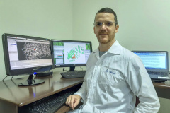 Uma pesquisa da Universidade Estadual de Maringá (UEM) está analisando se produtos naturais podem ser usados no combate ao coronavírus. Conduzida pelo professor doutor Flavio Seixas, a pesquisa busca identificar substâncias que bloqueiem as enzimas responsáveis pela multiplicação do vírus.
Foto:UEM