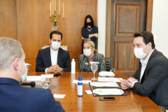 O governador Carlos Massa Ratinho Junior recebeu nesta sexta-feira (24) o embaixador do Irã no Brasil, Hossein Gharibi, e um empresário do país que planeja aumentar os investimentos no mercado de fertilizantes para a agricultura. O Irã é o principal comprador do milho paranaense e um dos principais destinos dos produtos do Estado no Oriente Médio. Na balança comercial, o Paraná importa grandes quantidades de ureia do país asiático.
