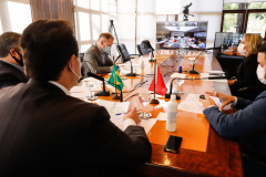 Estado formalizou acordo nesta segunda-feira (27) com representantes do laboratório Sinopharm e da Embaixada da China. A cooperação técnica e científica permite a testagem e a produção de vacina pelo Tecpar, que deve ser o hub logístico do remédio para a América do Sul.