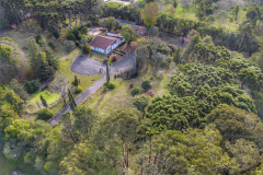 A Granja do Canguiri, ex-residência oficial dos governadores paranaenses, terá uma nova utilidade e será transformada na Escola Agrícola 4.0. O governador Carlos Massa Ratinho Junior assinou nesta terça-feira (28) o documento que formaliza a transferência do imóvel, localizado em Pinhais, na Região Metropolitana de Curitiba, para a Secretaria de Estado da Educação e do Esporte, que será responsável pela implantação do projeto-piloto da unidade.
Foto: Jose Fernando Ogura/AEN
