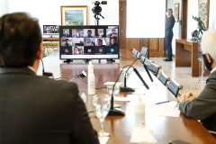 grandes empresas para apoiar os pequenos varejos a superarem a crise causada pela pandemia do novo coronavírus. Nesta quinta-feira (06), o governador Carlos Massa Ratinho Junior participou de uma videoconferência com executivos das companhias envolvidas no projeto. A proposta do Movimento Nós é contribuir com a retomada de 21 mil estabelecimentos comerciais do Estado, que empregam cerca de 65 mil pessoas. 
