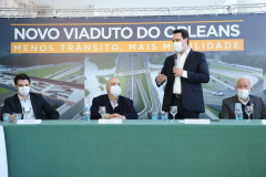 O governador Carlos Massa Ratinho Junior e o prefeito de Curitiba, Rafael Greca, assinaram nesta segunda-feira (10) um convênio para a contratação do projeto executivo para a construção de novos acessos onde hoje está localizado o Viaduto do Orleans, em Curitiba. O investimento da Secretaria de Infraestrutura e Logística é de R$ 1,2 milhão, com contrapartida de R$ 61,5 mil do município.
