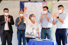 O governador Carlos Massa Ratinho Junior assinou nesta sexta-feira (14) a ordem de serviço para o início da pavimentação asfáltica de 13 ruas do Jardim Morumbi, no bairro Estados, em Fazenda Rio Grande, na Região Metropolitana de Curitiba. O Jardim Morumbi tem 5 mil moradores.