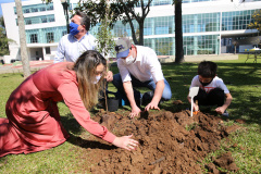 O Governador Carlos Massa Ratinho Junior participa nesta sexta-feira (28), da campanha Floresce Paraná, em comemoração ao Dia Nacional do Voluntariado. A ação é liderada pela primeira-dama do Estado e presidente do Conselho de Ação Solidária, Luciana Saito Massa. Acompanhados do secretário do Desenvolvimento Sustentável e do Turismo, Marcio Nunes.     Curitiba, 28/08/2020. Foto: Geraldo Bubniak/AEN