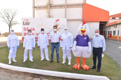 O governador Carlos Massa Ratinho Junior participou nesta quarta-feira (2) da inauguração do novo frigorífico da Lar Cooperativa Agroindustrial em Rolândia, no Norte do Paraná. O complexo industrial terá um abatedouro de aves com capacidade de processamento diário de 175 mil frangos, uma fábrica de rações com capacidade de produzir 19 mil toneladas/mês e uma unidade de recepção e beneficiamento de grãos com capacidade de 16,8 mil toneladas.
Foto:Assessoria de Imprensa/LAR