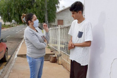 Pedagoga vai à casa dos alunos para manter motivação durante a pandemia. Foto:SEED