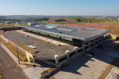 Obras do novo Terminal Rodoviário de Umuarama, que está situada na Avenida Romeu Zolim, no Parque Residencial Interlagos.  A nova rodoviária terá 7.599 m² de área construída, calçadas, boxes e demais instalações, além de ampla área externa para circulação, plataformas, estacionamento, jardins e áreas de passeio, banheiros, sala de administração, obras de acessibilidade e acessos facilitados para entrada e saída dos usuários. -  05/08/2020 -  Foto: Geraldo Bubniak/AEN