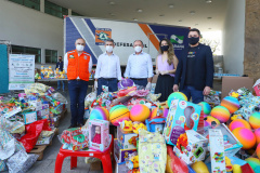 Uma longa e animada fila de carros, todos equipados com bolas, bonecas e os mais diferentes e coloridos brinquedos, deu início à campanha solidária Paraná Piá. O primeiro evento de arrecadação foi um Drive Thru organizado pela Secretaria de Estado do Desenvolvimento Urbano, nesta sexta-feira (11), em frente ao Palácio Iguaçu.

