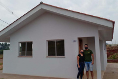 Famílias de Ampére recebem chaves da casa própria. Foto: Cohapar