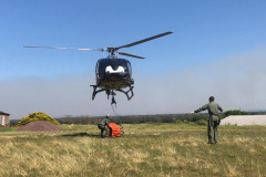 Helicóptero da PM auxilia no combate a incêndio em Ilha Grande. Foto:SESP
