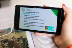 Alunos ganham celulares para acompanhar as atividades virtuais. Foto: Geraldo Bubniak/AEN