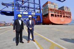 O Porto de Paranaguá recebeu nesta sexta-feira (2) a visita oficial do embaixador plurinacional da Bolívia, Wilfredo Rojo. A comitiva boliviana veio conhecer um possível depósito franco, que será doado pelo Governo Federal ao país vizinho. O processo de cessão é instruído pelo Ministério da Infraestrutura, através da Secretaria Nacional dos Portos.