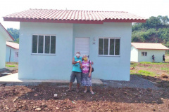  Nesta segunda feira (5), mais uma obra do programa Nossa Gente Paraná foi entregue na região Sudoeste do Estado. Desta vez, dez famílias de Manfrinópolis que viviam em condições precárias ou pagavam aluguel puderam, por meio do programa, realizar o sonho da casa própria sem precisar pagar nada por isso. (Foto: Eduardo Cioatto) 