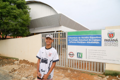 Agora não vamos mais perder bolas porque elas vão para rua”, comemora o estudante Matheus Henrique Castro Alves, do 1º ano do ensino médio. Foto Gilson Abreu/AEN
